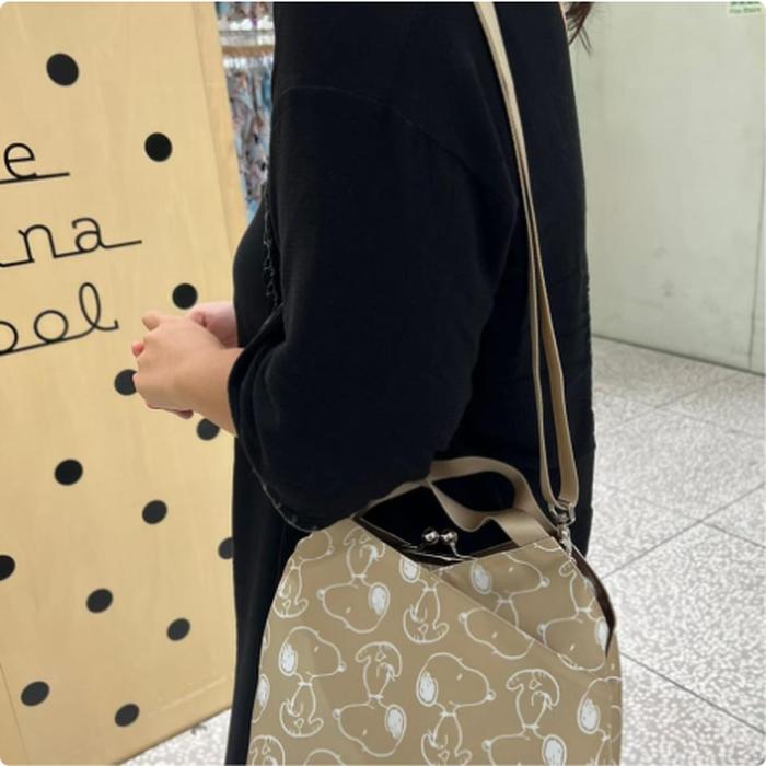 Beige bag snoopy 