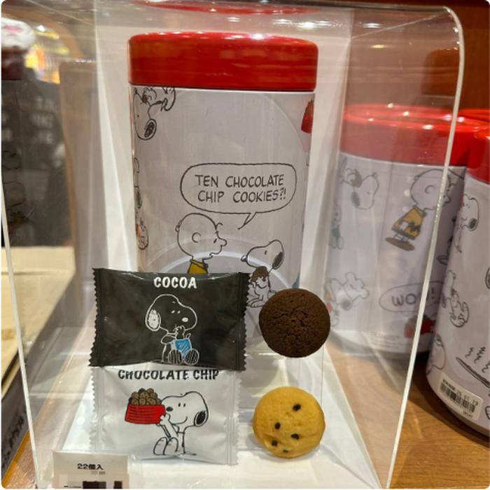 Snoopy Cookies Tin Case The shape of the piggy bank contents 22 pcs