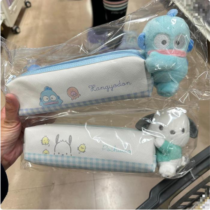 Pen Case There is a Mascot stuck beside it Hangyodon / Pochacco
