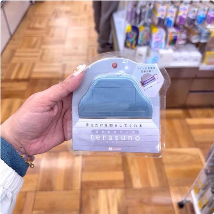 Clip blue