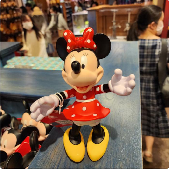 Minnie Figure. Articulation figures can be moved by the hand of his head