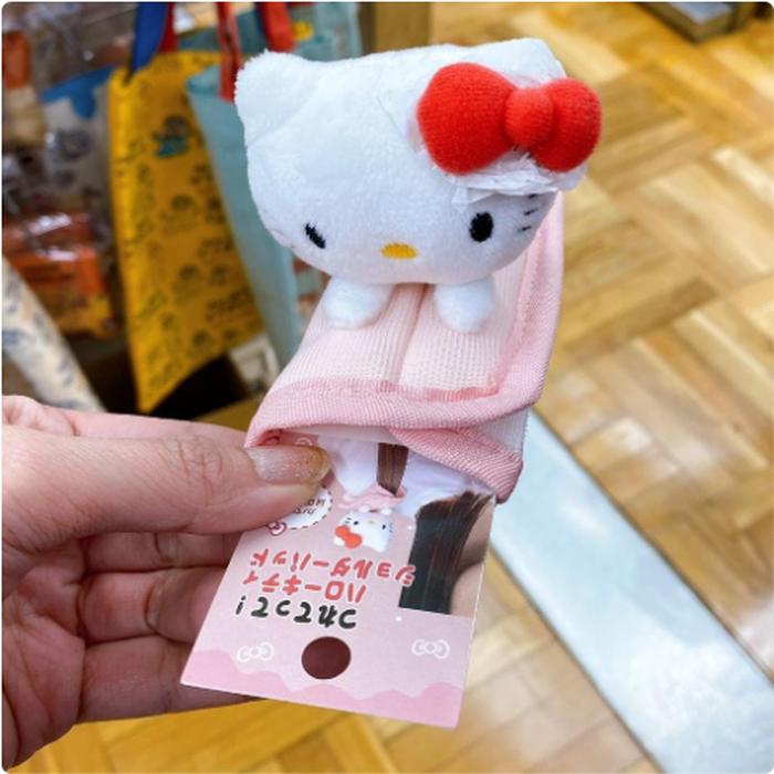 Shoulder Protector installed on the rope of the Bag Hello Kitty