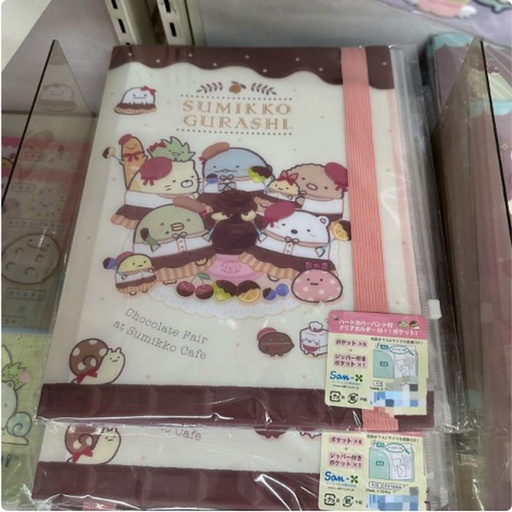 [3/12/2025-10:16-155] Sumikko Gurashi Chocolate Fair Hardcover Clear Folder With Band (6+1 Pockets) Pink