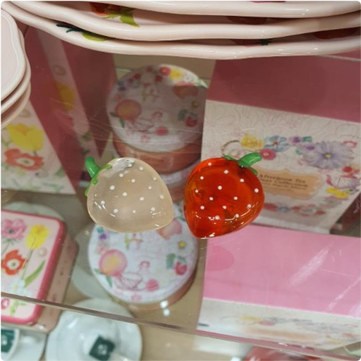 [16/03/2025-15:11-140] Chopstick Resting Strawberry Form @Each