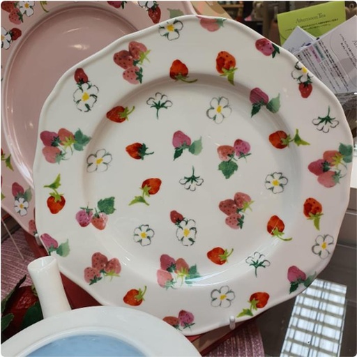 [16/03/2025-15:20-400] White Strawberry Ceramic Plate