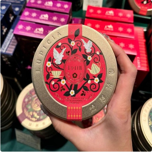 [11/10/2024-11:58-220] Lupicia Christmas Limited Edition 50g Carol

Carol: It is a black tea with the scent of strawberries and vanilla reminiscent of a Christmas cake, and the petals of roses create a splendor.The gentle and sweet aroma is perfect for milk