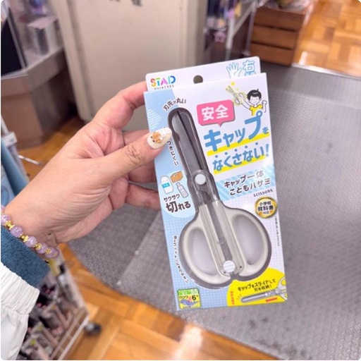 [12/11/2024-19:54-140] White Scissors